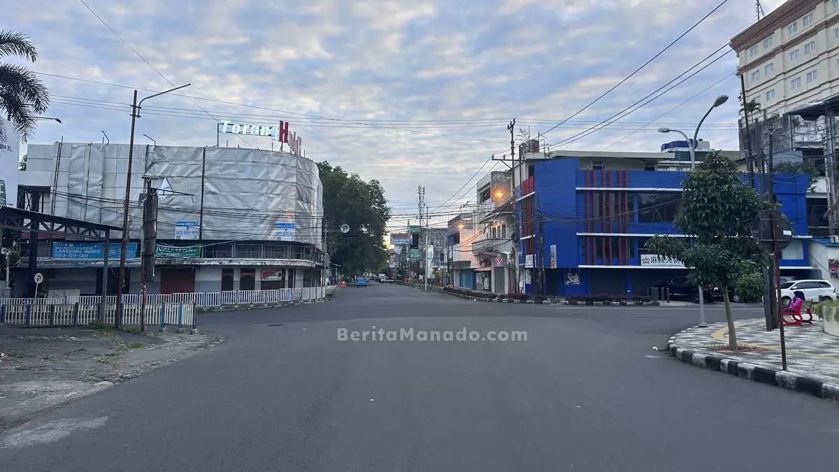 Kondisi lalu lintas pada pagi hari di persimpangan Jalan Jenderal Sudirman, Jalan Sarapung, dan Jalan Dotulolong Lasut, Kota Manado.