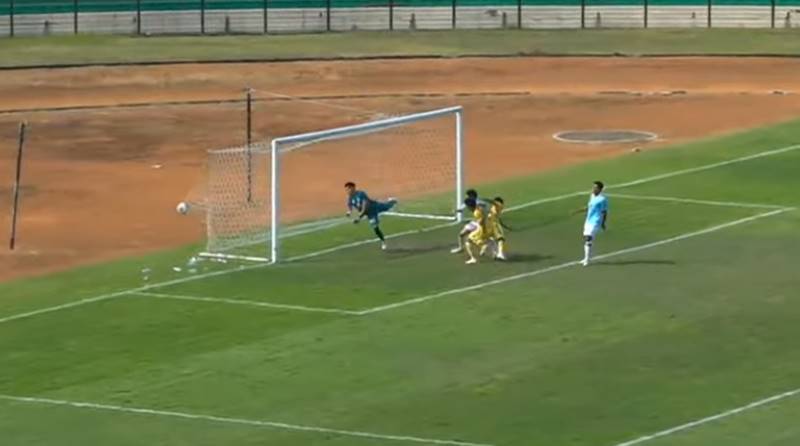 Kiper Persma 1960 Manado gagal menghalau bola yang berujung gol Pesik Kuningan pada laga Grup BB Liga 4 Nasional 2026 di Stadion Sultan Agung Bantul.