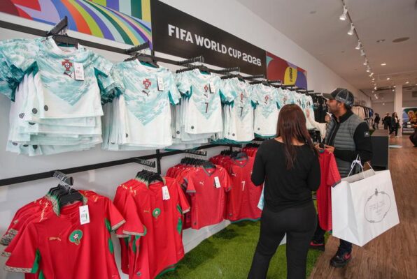 Orang-orang berbelanja di toko merchandise resmi Piala Dunia FIFA 2026 yang baru dibuka di pusat kota Vancouver, British Columbia, Kanada, pada 9 Juni 2026. (Xinhua/Liang Sen)