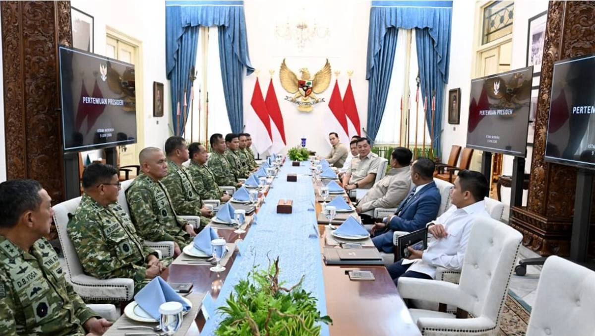 Presiden Prabowo Subianto saat menerima Panglima TNI dan para Kepala Staf di Istana Merdeka Jakarta membahas program pembangunan TNI di daerah terpencil.