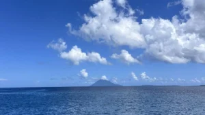 Manado Tua dari kejauhan, tetap memancarkan pesona yang tak pernah pudar.