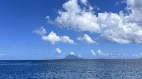 Manado Tua dari kejauhan, tetap memancarkan pesona yang tak pernah pudar.