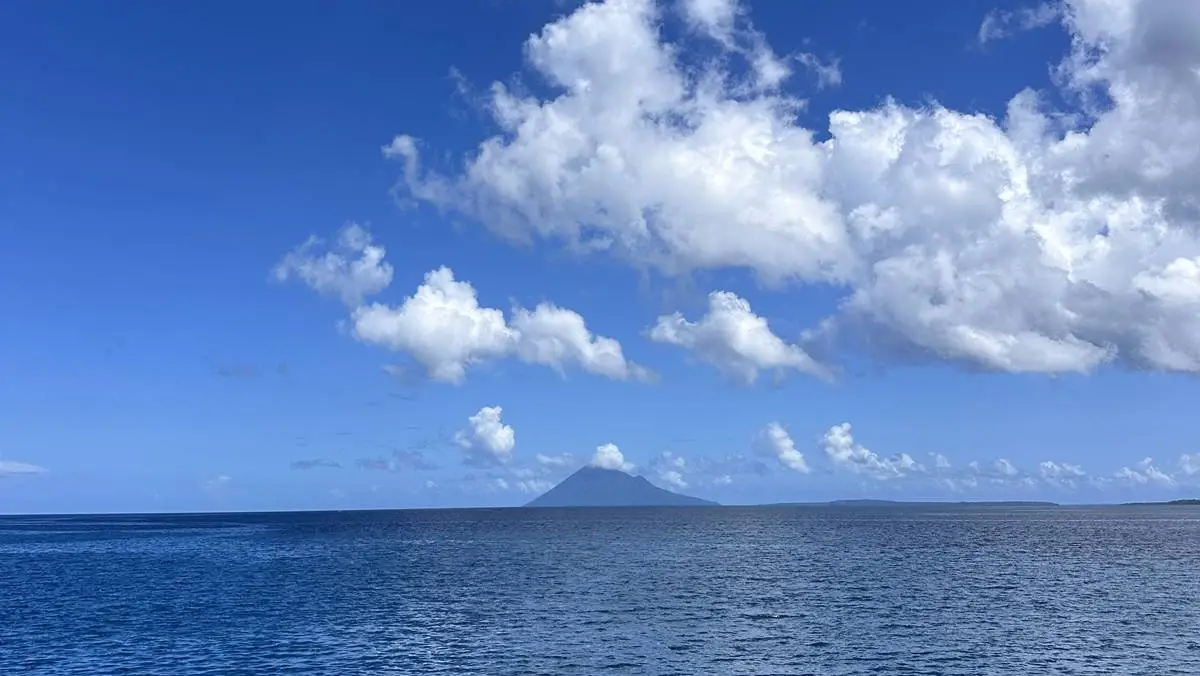 Manado Tua dari kejauhan, tetap memancarkan pesona yang tak pernah pudar.