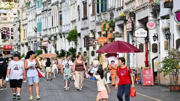 Sejumlah wisatawan asing mengunjungi Kawasan Tua Qilou di Haikou, Provinsi Hainan, China selatan, pada 9 Mei 2026. (Xinhua/Guo Cheng)