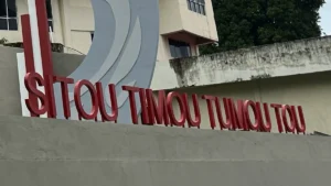 Berdiri kokoh di lingkungan Universitas Sam Ratulangi, Sitou Timou Tumou Tou mengingatkan bahwa pendidikan sejati tidak hanya mencerdaskan, tetapi juga memanusiakan.