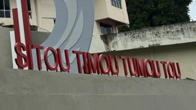 Berdiri kokoh di lingkungan Universitas Sam Ratulangi, Sitou Timou Tumou Tou mengingatkan bahwa pendidikan sejati tidak hanya mencerdaskan, tetapi juga memanusiakan.