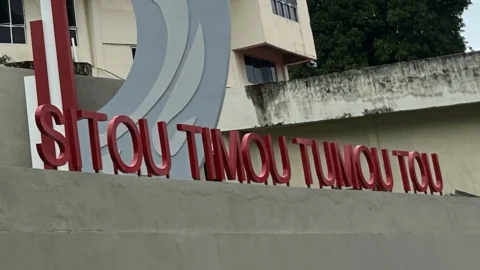 Berdiri kokoh di lingkungan Universitas Sam Ratulangi, Sitou Timou Tumou Tou mengingatkan bahwa pendidikan sejati tidak hanya mencerdaskan, tetapi juga memanusiakan.