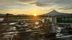 Salah satu pesawat terparkir di Bandara Sam Ratulangi Manado sebelum melayani penerbangan menuju berbagai daerah di Indonesia.