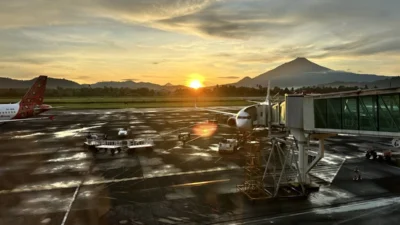 Salah satu pesawat terparkir di Bandara Sam Ratulangi Manado sebelum melayani penerbangan menuju berbagai daerah di Indonesia.