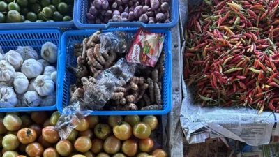 Tumpukan tomat merah, cabai rica, dan bawang yang dijual pedagang di pasar tradisional Sulawesi Utara.