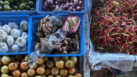 Tumpukan tomat merah, cabai rica, dan bawang yang dijual pedagang di pasar tradisional Sulawesi Utara.