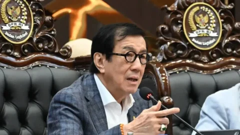 Prof. Yasonna H. Laoly, Anggota DPR RI Fraksi PDI Perjuangan, menegaskan bahwa penagihan pinjol ke keluarga dan teman melanggar UU Pelindungan Data Pribadi.