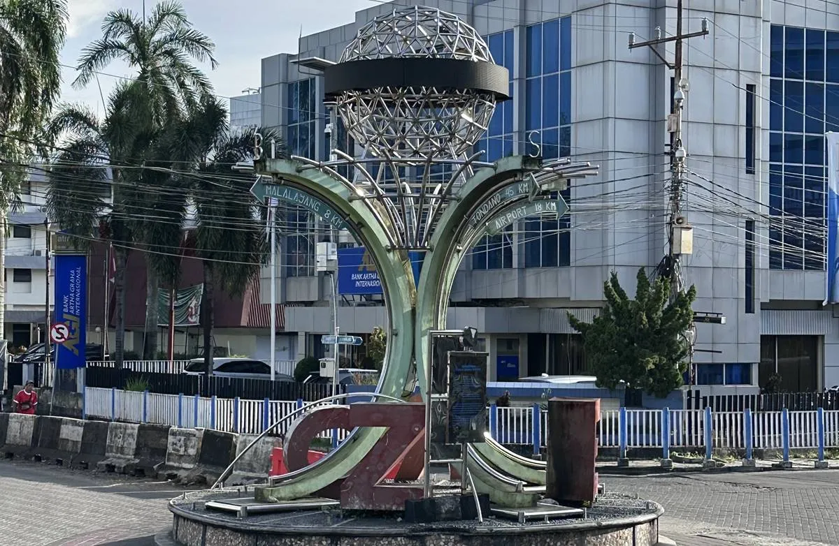 Kesenjangan Inflasi Sulut: Manado Tertinggi, Minut Terendah, Ini Penyebabnya 8 Di jantung Kota Manado, Tugu Zero Point berdiri sebagai penanda awal setiap perjalanan. Sebuah titik yang menghubungkan masa lalu, hari ini, dan harapan untuk esok.