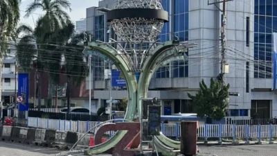 Tugu Zero Point Manado di perempatan Jalan Jenderal Soedirman dan Jalan Sam Ratulangi, pusat Kota Manado, Sulawesi Utara.