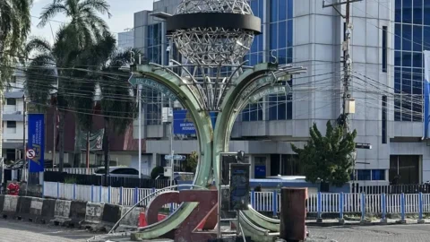Tugu Zero Point Manado di perempatan Jalan Jenderal Soedirman dan Jalan Sam Ratulangi, pusat Kota Manado, Sulawesi Utara.
