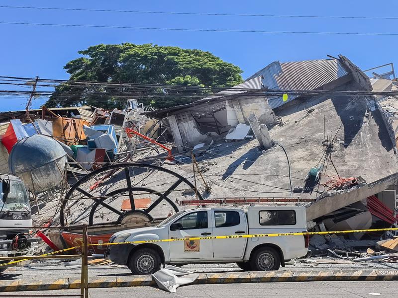 Foto yang diabadikan pada 8 Juni 2026 ini menunjukkan sebuah bangunan yang hancur akibat gempa bermagnitudo 7,8 di General Santos City, Filipina. (Xinhua)