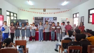 Peduli Pendidikan, DAW Bantu Siswa Berprestasi dan Kurang Mampu di SMKN 1 Pusomaen Mitra