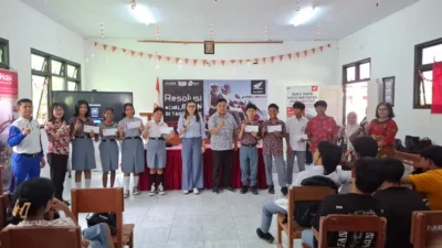 Peduli Pendidikan, DAW Bantu Siswa Berprestasi dan Kurang Mampu di SMKN 1 Pusomaen Mitra