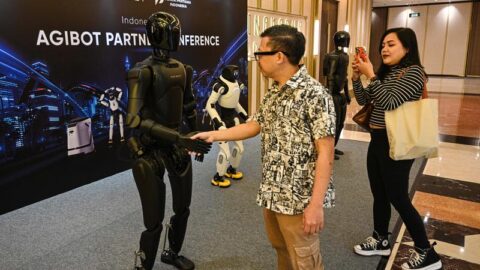 Seorang pengunjung berinteraksi dengan robot humanoid dalam Konferensi Mitra AGIBOT Indonesia (AGIBOT Partner Conference Indonesia) 2026 di Jakarta pada 9 Juni 2026. (Xinhua/Agung Kuncahya B.)