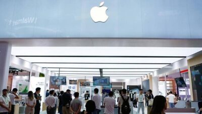 Stan Apple pada China International Supply Chain Expo (CISCE) 2025 di Beijing, China, terkait berita kenaikan harga beberapa model Mac dan iPad akibat meningkatnya biaya cip memori.