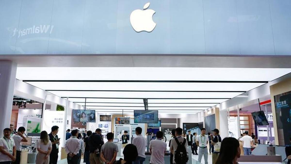 Stan Apple pada China International Supply Chain Expo (CISCE) 2025 di Beijing, China, terkait berita kenaikan harga beberapa model Mac dan iPad akibat meningkatnya biaya cip memori.