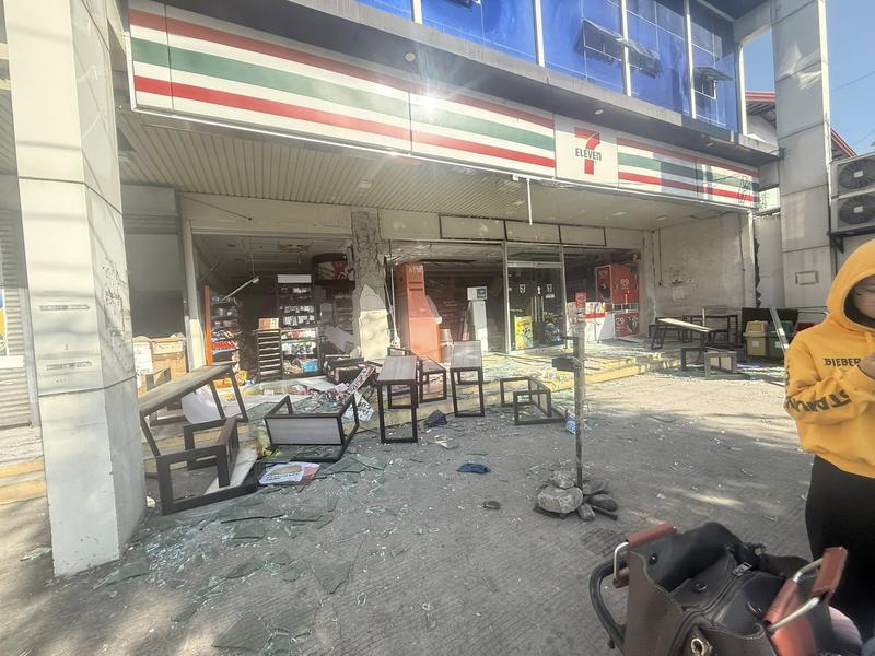 Foto yang diabadikan pada 8 Juni 2026 ini menunjukkan sebuah toko yang rusak akibat gempa bumi bermagnitudo 7,8 di General Santos City, Filipina. (Xinhua)