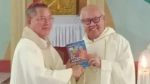 Syukuri 45 Tahun Imamat, Pastor Johanis Mangkey Ziarah ke Makam Rekan Tahbisan dan Luncurkan Buku Refleksi