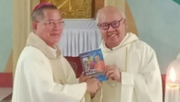 Syukuri 45 Tahun Imamat, Pastor Johanis Mangkey Ziarah ke Makam Rekan Tahbisan dan Luncurkan Buku Refleksi