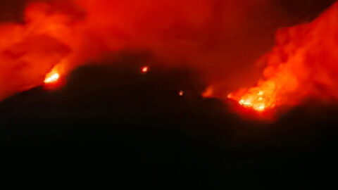 Gunung Karangetang Erupsi, Plt Bupati Heronimus Makainas Keluarkan Imbauan Penting untuk Warga