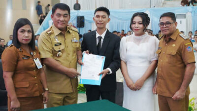 Plt Bupati Heronimus Makainas Jadi Saksi Pencatatan Perkawinan Massal, Tegaskan Komitmen Tertib Administrasi Kependudukan