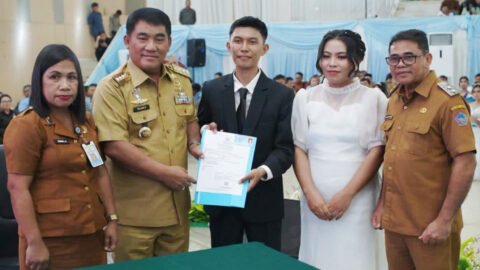 Plt Bupati Heronimus Makainas Jadi Saksi Pencatatan Perkawinan Massal, Tegaskan Komitmen Tertib Administrasi Kependudukan