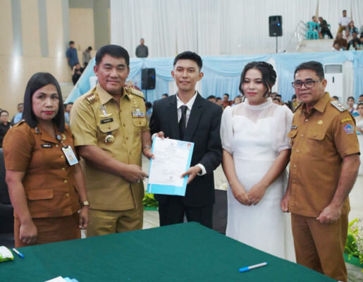 Plt Bupati Heronimus Makainas Jadi Saksi Pencatatan Perkawinan Massal, Tegaskan Komitmen Tertib Administrasi Kependudukan 8 Plt Bupati Heronimus Makainas Jadi Saksi Pencatatan Perkawinan Massal, Tegaskan Komitmen Tertib Administrasi Kependudukan