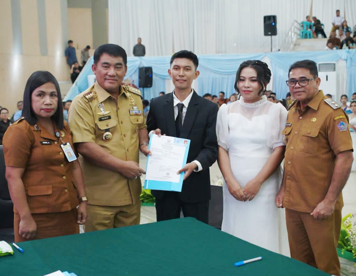 Plt Bupati Heronimus Makainas Jadi Saksi Pencatatan Perkawinan Massal, Tegaskan Komitmen Tertib Administrasi Kependudukan
