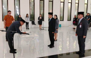 Plt Bupati Heronimus Makainas Lantik Pj Sekda Sitaro, Tegaskan Setiap Hari adalah Evaluasi Kinerja