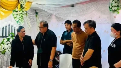 Kadis Styvi Watupongoh dan Jajaran Kominfo Minut Beri Penghormatan Terakhir untuk Alm Edwin Ombuh