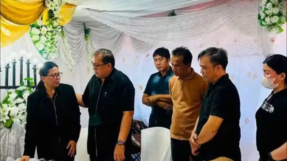 Kadis Styvi Watupongoh dan Jajaran Kominfo Minut Beri Penghormatan Terakhir untuk Alm Edwin Ombuh