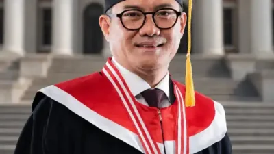 Cum Laude, 31 Bulan, dan Publikasi Scopus Q3: Tiga Prestasi yang Mengantar Joune Ganda Raih Gelar Doktor