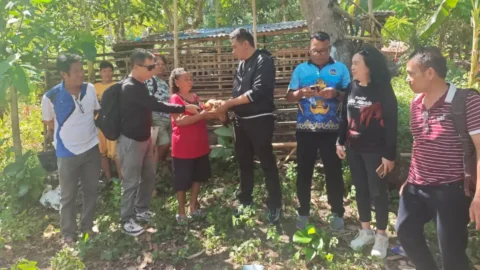 Jaga Ketahanan Pangan Wilayah Kepulauan, Pemkab Minut Salurkan 100 Bibit Ayam Unggul ke Gangga I