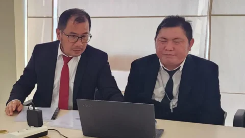 Inspiratif! Steven Kowaas, Penyandang Tunanetra Lulus S2 Ilmu Pemerintahan Unsrat dengan Predikat Cum Laude