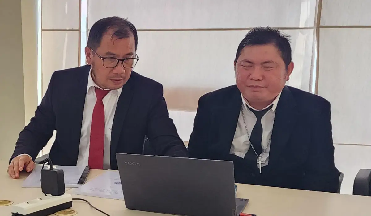 Inspiratif! Steven Kowaas, Penyandang Tunanetra Lulus S2 Ilmu Pemerintahan Unsrat dengan Predikat Cum Laude