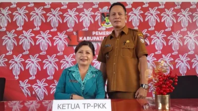 Dampingi Hukum Tua Nicolaus Tangapo, Ny Sherly Siap Jadi Motor Kesejahteraan Keluarga Pineleng Dua