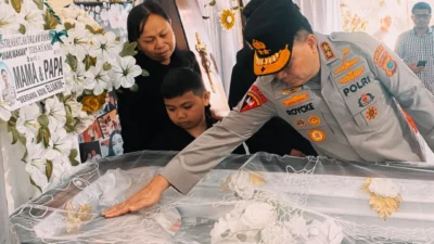 Melayat ke Rumah Duka Briptu Exel Mamuli, Kapolda Irjen Pol Roycke Langie Janjikan Masa Depan Sang Adik
