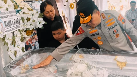 Melayat ke Rumah Duka Briptu Exel Mamuli, Kapolda Irjen Pol Roycke Langie Janjikan Masa Depan Sang Adik