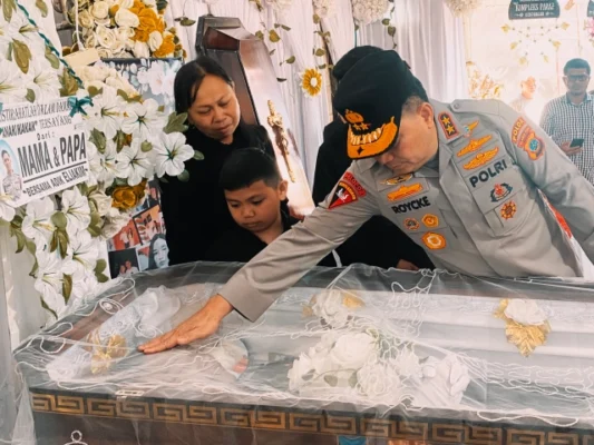 Melayat ke Rumah Duka Briptu Exel Mamuli, Kapolda Irjen Pol Roycke Langie Janjikan Masa Depan Sang Adik