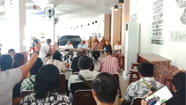 Ngopi Bareng FORWARD Sulut, Ketua DPRD Andi Silangen: Pers adalah Mitra Strategis dalam Membangun Daerah