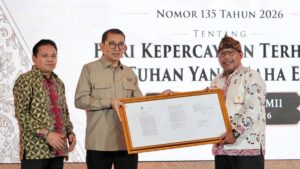 Menteri Kebudayaan Fadli Zon serahkan SK Hari Kepercayaan Terhadap Tuhan YME kepada Ketua Presidium MLKI Naen Suryono.