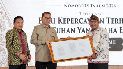 Menteri Kebudayaan Fadli Zon serahkan SK Hari Kepercayaan Terhadap Tuhan YME kepada Ketua Presidium MLKI Naen Suryono.