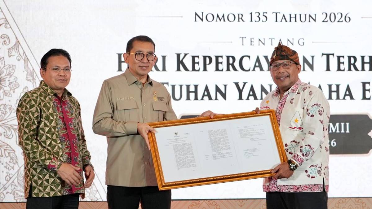 Menteri Kebudayaan Fadli Zon serahkan SK Hari Kepercayaan Terhadap Tuhan YME kepada Ketua Presidium MLKI Naen Suryono.