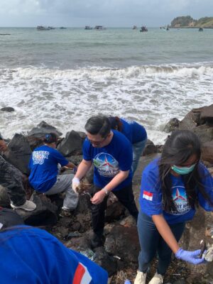 Sambut HUT Ke-25, Demokrat Minut Bersihkan Pesisir Kema III, Angkut 300 Kilogram Sampah