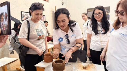 Ketua TP PKK Sulut Anik Yulius Selvanus meninjau kerajinan gerabah lokal di MuseumKu Gerabah Timbul Raharjo.